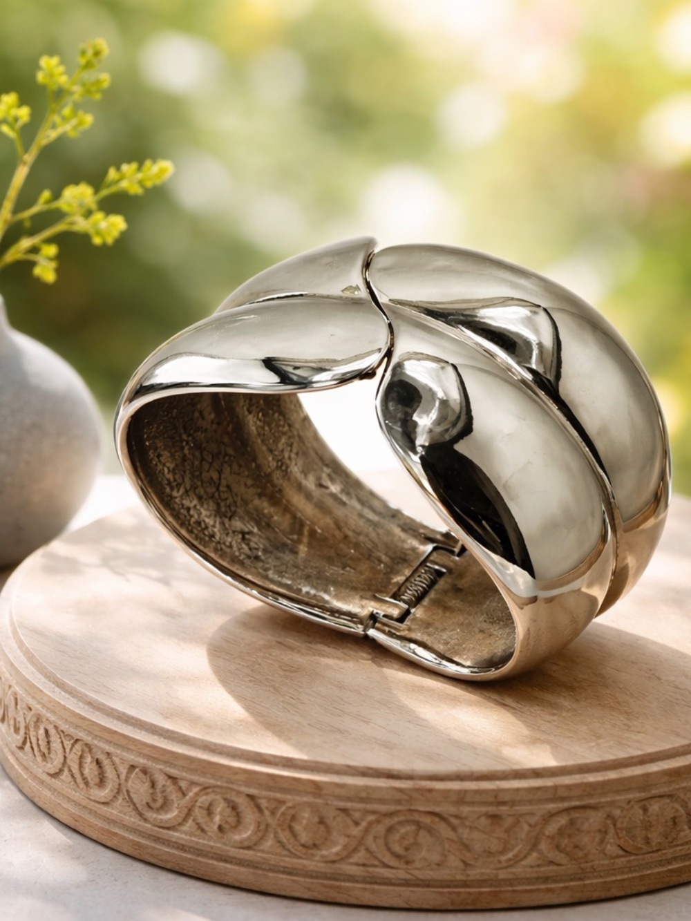 Silver Tone Cuff
Chunky Hinged Cuff
Bracelet
